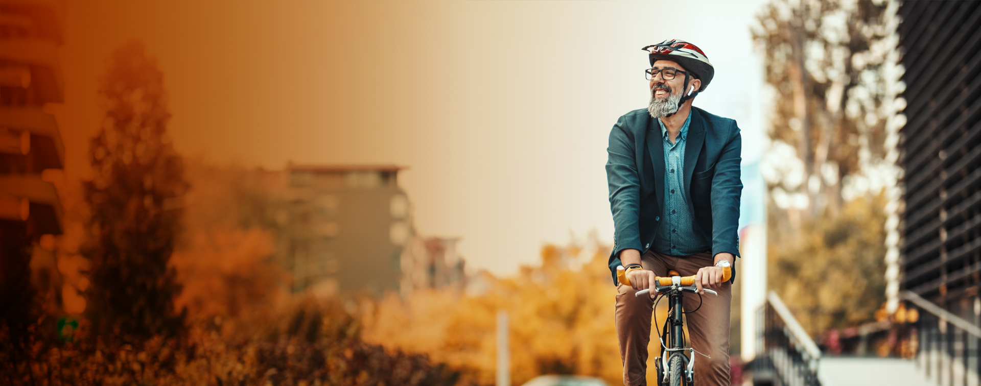 En man på cykel i höstmiljö.