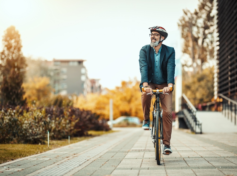En man på cykel i höstmiljö.
